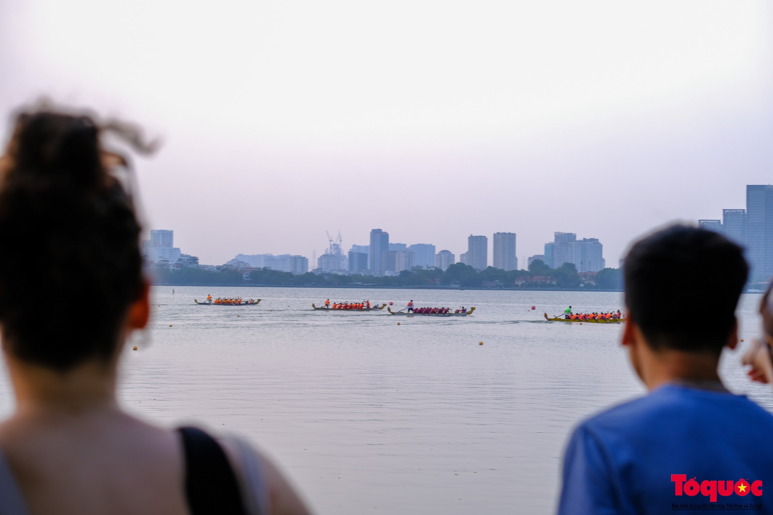 Người dân thủ đô cổ vũ sôi động giải bơi chải thuyền rồng Hà Nội mở rộng năm 2024 - Ảnh 1.